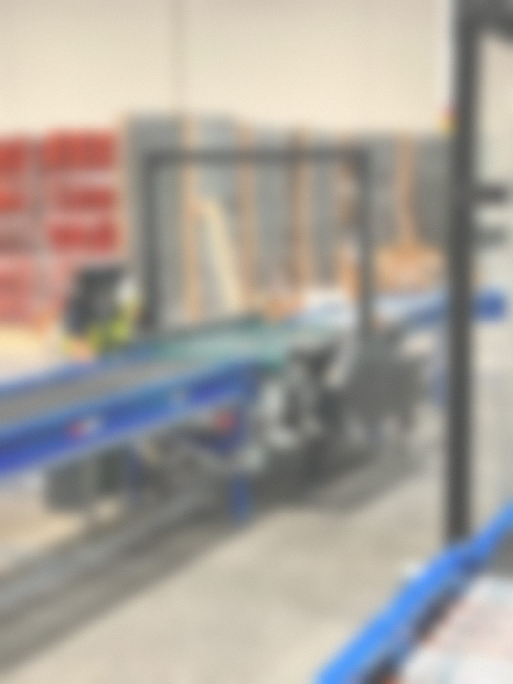 Automatic strapping machine on a belt conveyor